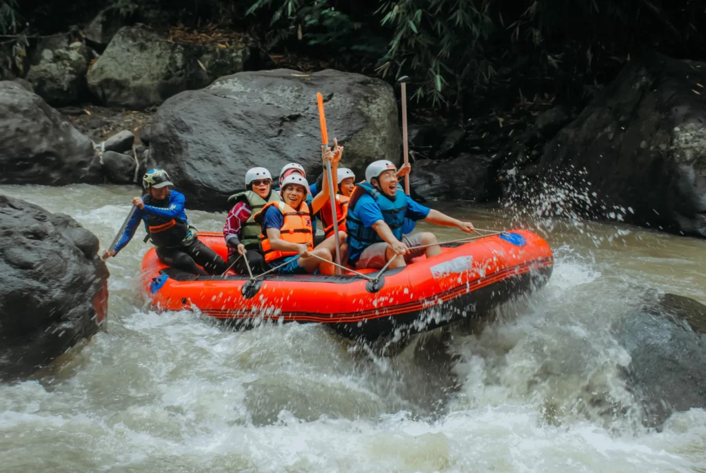 Kiat Sukses Menghadapi Air Deras saat Arung Jeram